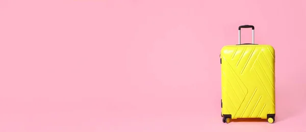 Elegante Valigia Sfondo Rosa Spazio Testo Design Banner — Foto Stock