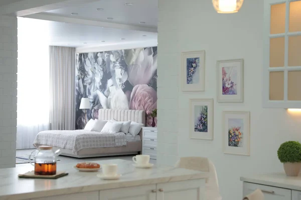 Apartamento Interior Con Cocina Moderna Acogedor Dormitorio — Foto de Stock