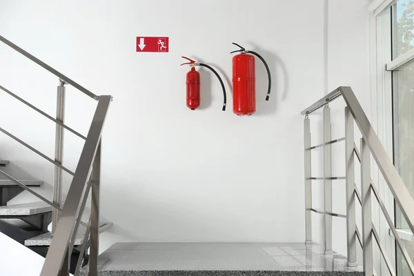 Brandblussers Nooduitgangsteken Witte Wand Bij Trap Binnen — Stockfoto