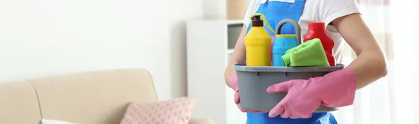 Vista Cerca Mujer Con Detergentes Sala Estar Diseño Pancartas Con —  Fotos de Stock