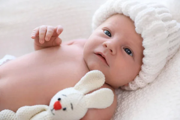 Mignon Bébé Nouveau Avec Jouet Bonnet Tricoté Blanc Sur Carreaux — Photo