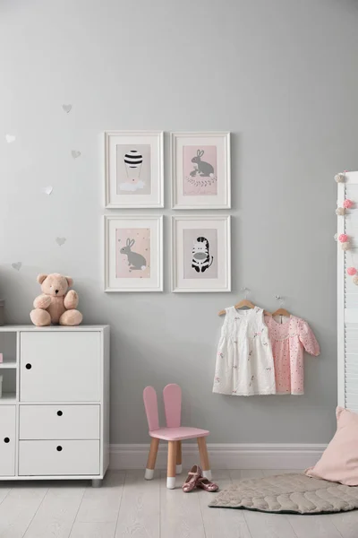 Elegante Quarto Bebê Interior Com Cômoda Fotos Bonitos Parede — Fotografia de Stock
