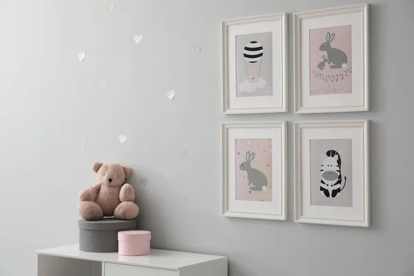 风格别致的婴儿房内部 装有抽屉 墙上挂着可爱的图片 — 图库照片