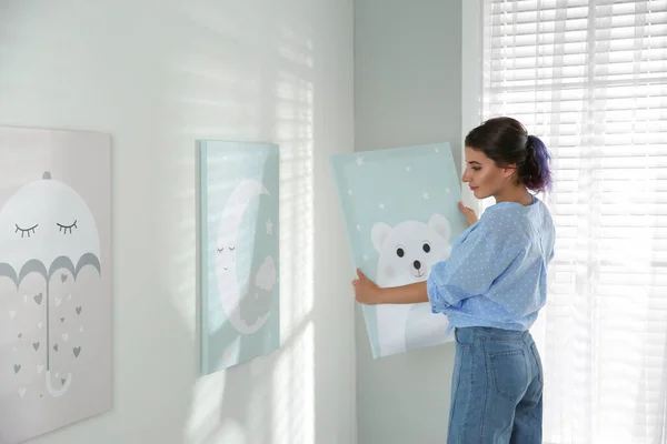 Decorator Opknoping Foto Witte Muur Binneninrichting Kinderkamer — Stockfoto