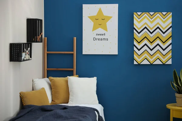 蓝色墙上的图片很可爱 儿童房室内设计 — 图库照片