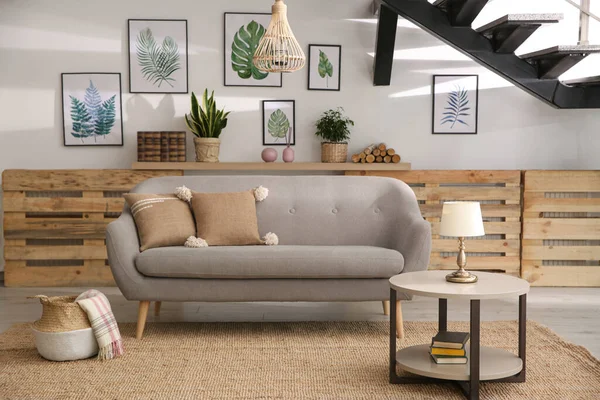 Moderní Pohodlná Pohovka Stylovém Interiéru Obývacího Pokoje — Stock fotografie