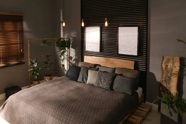 Komfortowa Sypialnia Zielonymi Roślinami Zdjęciami Ścianie Projekt Wnętrza — Zdjęcie stockowe