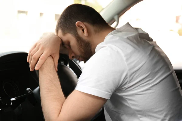 Moe Man Slapend Stuurwiel Zijn Auto — Stockfoto