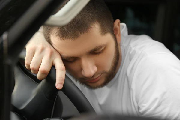 Cansado Homem Dormindo Volante Seu Carro Close — Fotografia de Stock