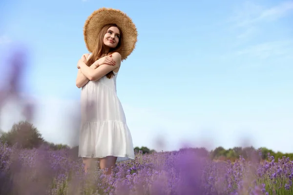 Ung Kvinna Lavendelfält Sommardagen — Stockfoto