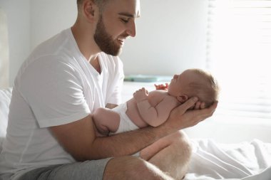 Baba ve yeni doğan oğlu evde.