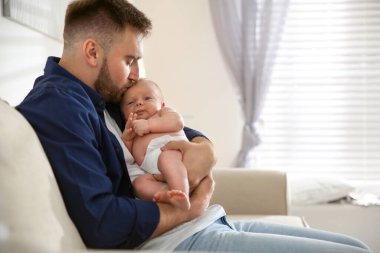 Baba ve yeni doğmuş oğlu evde. Metin için boşluk
