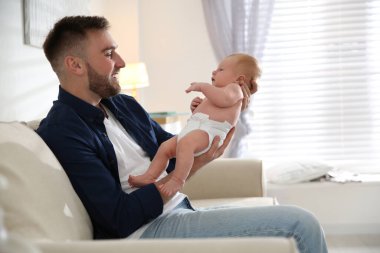 Baba ve yeni doğan oğlu evde.