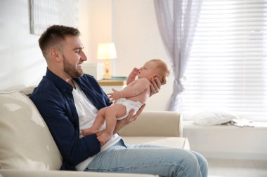 Baba ve yeni doğan oğlu evde.