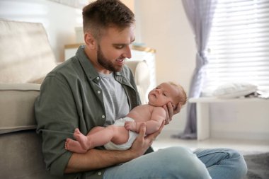 Baba ve yeni doğan oğlu evde.