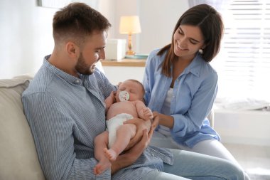 Yeni doğmuş bebekleriyle mutlu bir çift.