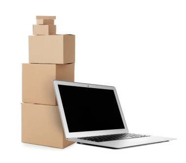 Çevrimiçi satış. Dizüstü bilgisayar ve paketler beyaz arkaplanda