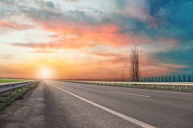 Yolculuk. Gün batımında asfalt otobanın güzel manzarası 
