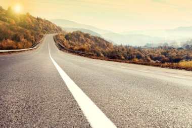 Yolculuk. Güneşli bir günde asfalt otoyolun güzel manzarası 