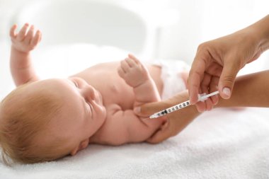 Doktor şirin bebeği aşılıyor, yakın plan. Sağlık hizmetleri