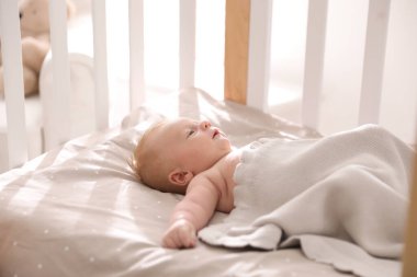 Karyolada yatan şirin bir çocuk. Sağlıklı bebek