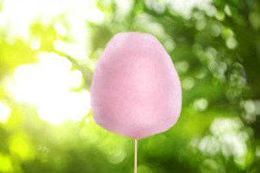 Bulanık yeşil arka planda pembe pamuk şeker