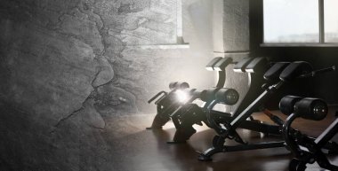 Modern spor salonunda ve grunge yüzeyinde ekipman kolajı. Metin için alanı olan pankart tasarımı