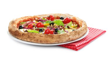 Beyaz arka planda lezzetli, sıcak sebzeli pizza.