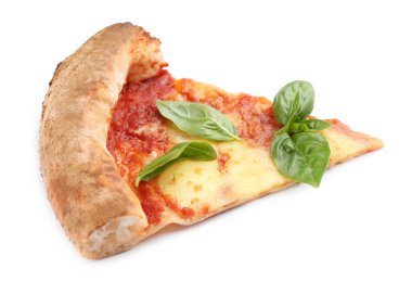 Beyaz üzerine izole edilmiş lezzetli pizza dilimleri.