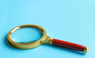Açık mavi arkaplanda büyüteç görüntüsü, metin için boşluk. Anahtar sözcük kavramını bul