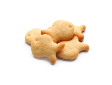 Beyaz arka planda lezzetli çıtır balık krakerleri.