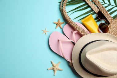 Açık mavi zemin üzerinde plaj nesneleri ile düz kompozisyon yatıyordu. Metin için boşluk