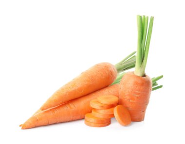 Tam ve kesilmiş olgun havuçlar beyaza izole edilmiş.