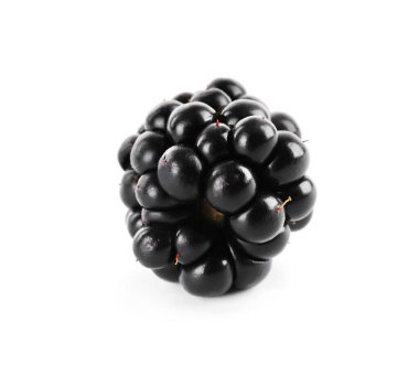 Beyaz arka planda güzel, olgun böğürtlen