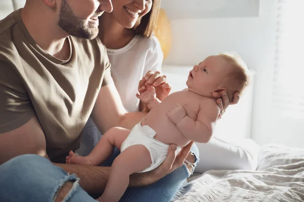 Glada Par Med Sitt Nyfödda Barn Hemma Närbild — Stockfoto