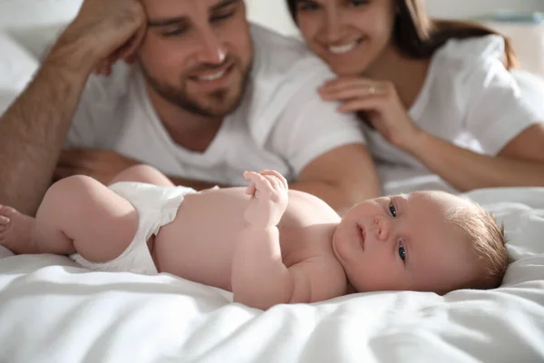 Pareja Feliz Con Bebé Recién Nacido Cama Primer Plano — Foto de Stock
