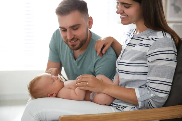 Lyckliga Par Med Sitt Nyfödda Barn Hemma — Stockfoto