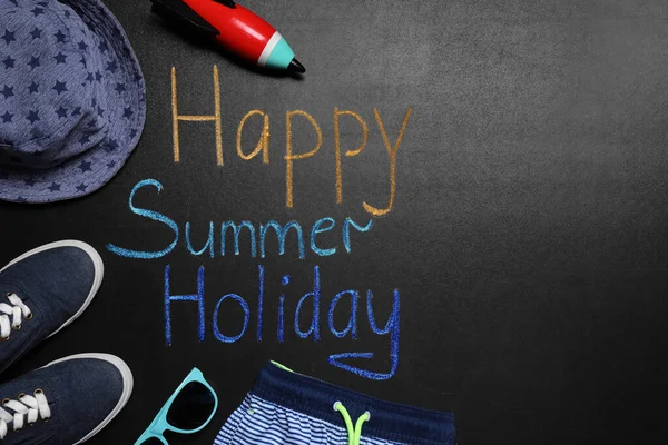 子供の靴と碑文とフラットレイアウト組成ブラックボード上のハッピー夏の休日 学校休み — ストック写真