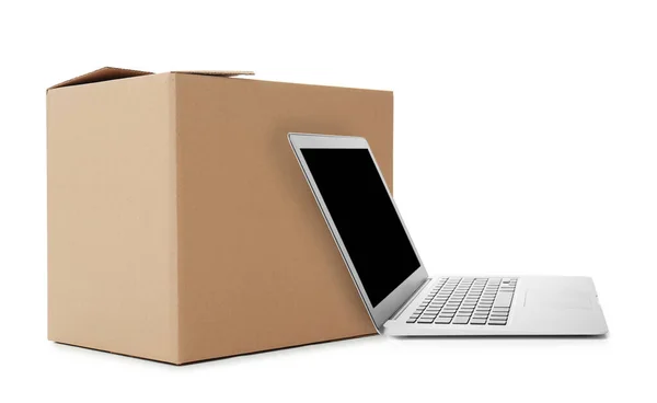 网上销售 白色背景的笔记本电脑和包裹 — 图库照片