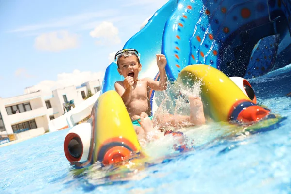 Kleine Jongen Glijbaan Het Waterpark Zomervakantie — Stockfoto