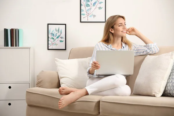 Bella Giovane Donna Con Computer Portatile Seduto Sul Divano Casa — Foto Stock