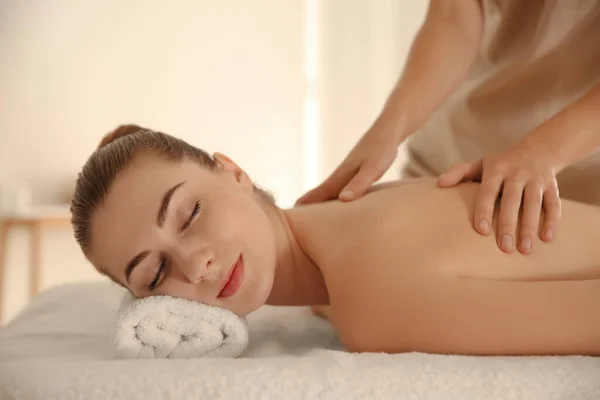 Jonge Vrouw Ontvangst Terug Massage Spa Salon — Stockfoto