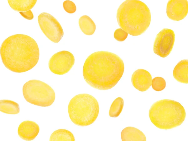 Žluté Mrkev Plátky Padající Bílém Pozadí — Stock fotografie