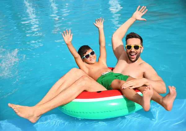 Vater Und Sohn Haben Spaß Schwimmbad Familienurlaub — Stockfoto