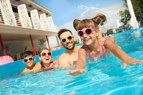 Gelukkige Familie Zwembad Zonnige Dag — Stockfoto