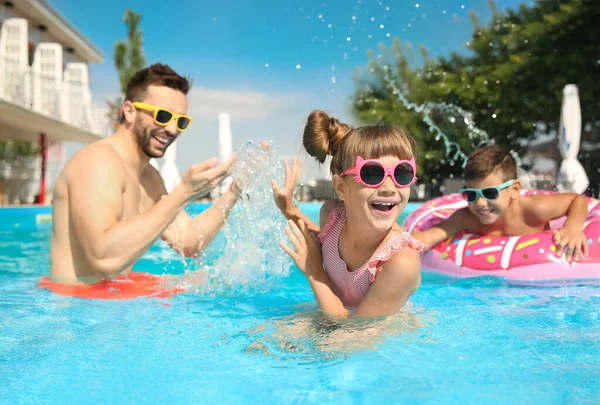 Vater Und Kinder Haben Spaß Schwimmbad Familienurlaub — Stockfoto