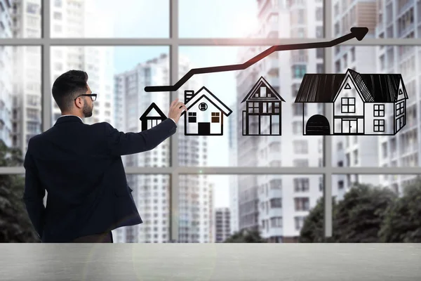 Агент Недвижимости Демонстрирует Цены Рынке Недвижимости Человек Указывающий Графическую Иллюстрацию — стоковое фото