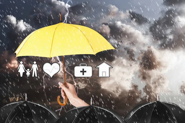 Ασφαλιστικός Πράκτορας Που Καλύπτει Εικόνες Κίτρινη Ομπρέλα Κατά Διάρκεια Καταιγίδας — Φωτογραφία Αρχείου