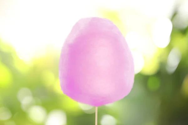 Rosa Zuckerwatte Auf Verschwommenem Grünem Hintergrund — Stockfoto