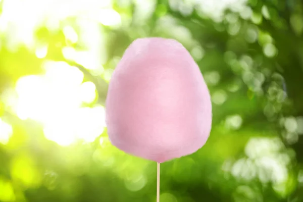 Rosa Zuckerwatte Auf Verschwommenem Grünem Hintergrund — Stockfoto